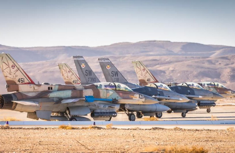  Des jets israéliens volent aux côtés des jets de l'AFCENT lors de l'exercice « Desert Falcon », le 16 janvier 2022. (Crédit photo : UNITÉ DU PORTE-PAROLE de Tsahal)