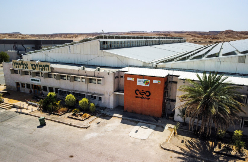 Eine Luftaufnahme zeigt das Logo der israelischen Cyberfirma NSO Group in einer ihrer Niederlassungen in der Arava-Wüste im Süden Israels, 22. Juli 2021. (Credit: REUTERS/AMIR COHEN)