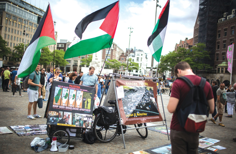  ISRAELI TOURISTS encounter a BDS stand at Dam Square in Amsterdam. (credit: HADAS PARUSH/FLASH90)