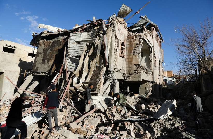  Des sauveteurs retirent des débris sur le site des frappes aériennes menées par l'Arabie saoudite à Sanaa, au Yémen, le 18 janvier 2022. (Crédit : REUTERS/KHALED ABDULLAH)