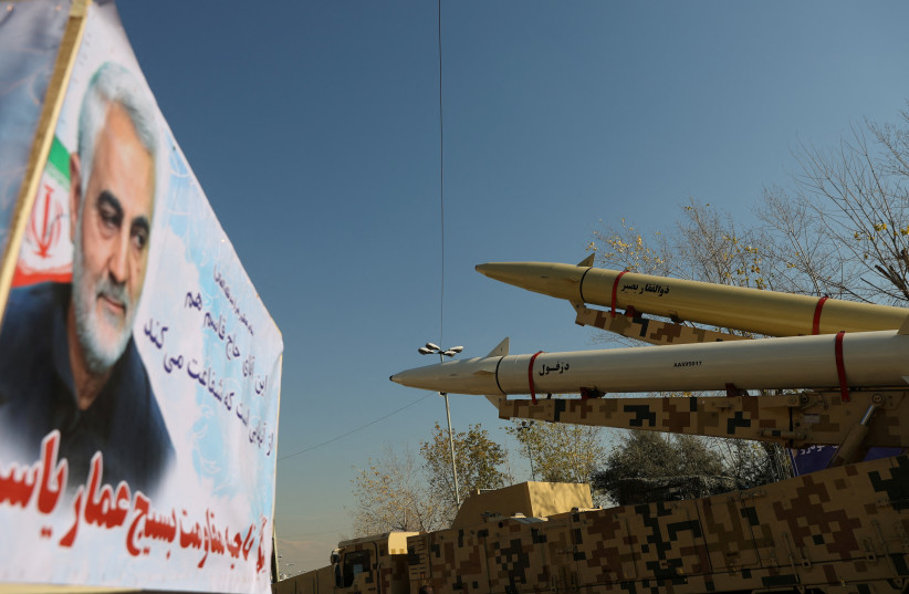 Des missiles du type utilisé lors de la frappe de représailles de l'Iran contre la base militaire américaine d'Ayn al-Asad en 2020 sont exposés à l'Imam Khomeiny Grand Mosalla à Téhéran, Iran, le 7 janvier 2022. (crédit : MAJID ASGARIPOUR/WANA (AGENCE DE PRESSE DE L'ASIE DE L'OUEST ) VIA REUTERS)