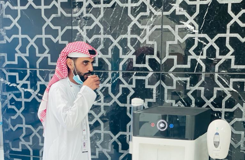  A man drinks water from a Watergen machine in Abu Dhabi. (photo credit: WATERGEN)