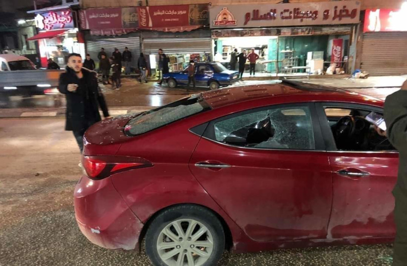 Scènes du vandalisme causé par des colons israéliens sur des voitures et des magasins palestiniens dans la ville de Huwara près de Naplouse, le 24 janvier 2021. (Crédit : CONSEIL RÉGIONAL DE HUWARA)