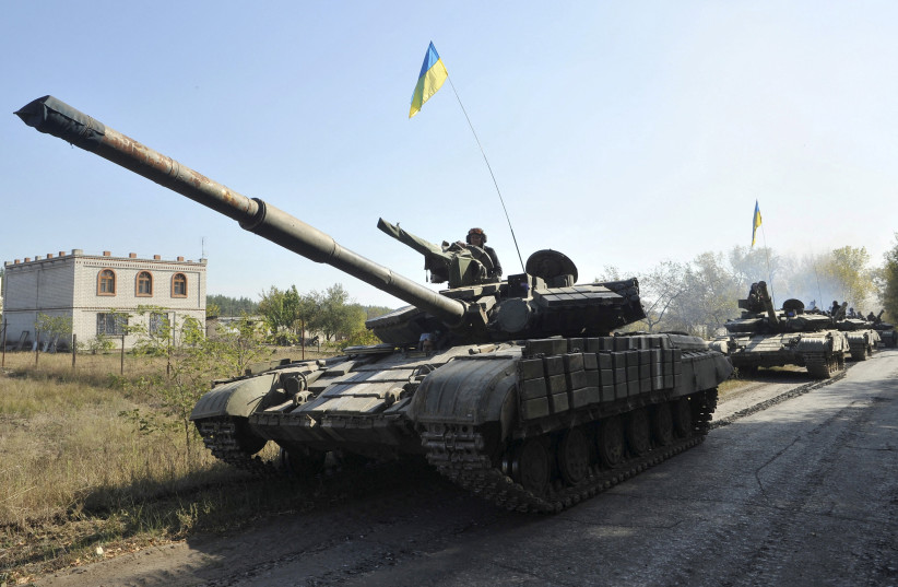  Tanks of the Ukrainian armed forces are parked on the roadside during a withdrawal near the village of Nyzhnje in Luhansk region, Ukraine, October 5, 2015. (photo credit: STRINGER/ REUTERS)