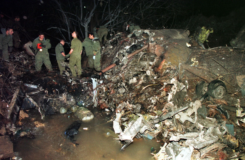 Israeli soldiers sift through the rubble of an army helicopter as they search for dead soldiers late February 4, 1997. (photo credit: REUTERS)