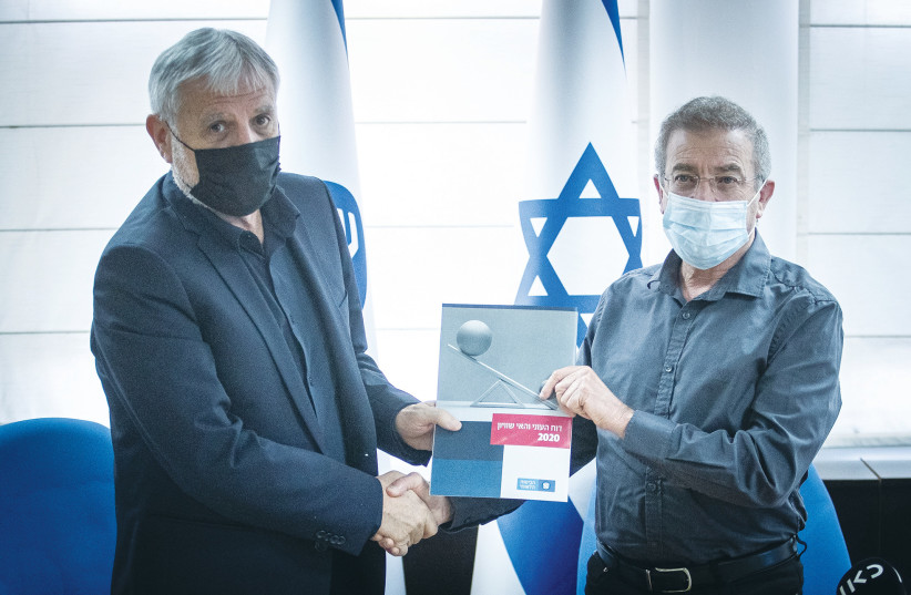 WELFARE AND Social Services Minister Meir Cohen (left) and National Insurance Institute director-general Meir Spiegler display the 2020 poverty report at a ceremony in Jerusalem. (photo credit: YONATAN SINDEL/FLASH90)