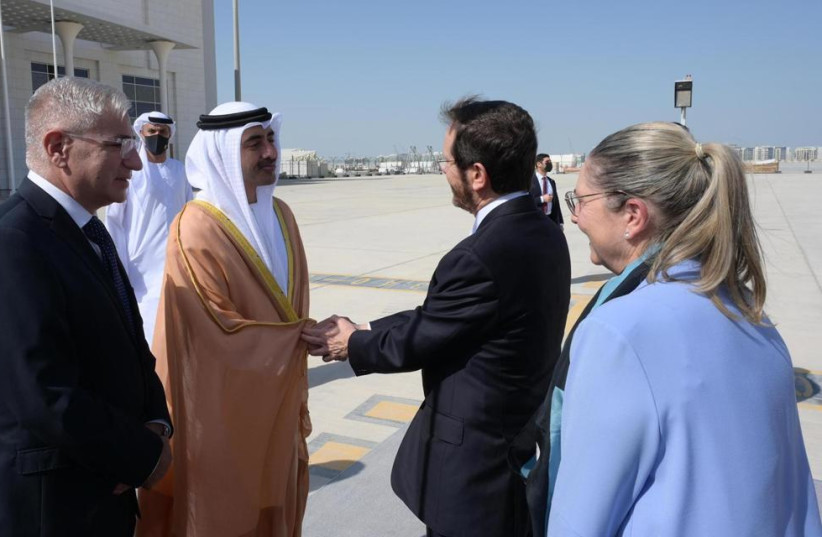 Le président israélien Isaac Herzog et son épouse atterrissent aux Émirats arabes unis lors de leur première visite officielle. (crédit : AMOS BEN-GERSHOM/GPO)