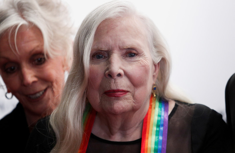   Singer-songwriter Joni Mitchell arrives at the red carpet of the 44th Kennedy Center Honors, at the John F. Kennedy Center for the Performing Arts in Washington, U.S, December 5, 2021. (credit: TOM BRENNER/REUTERS)