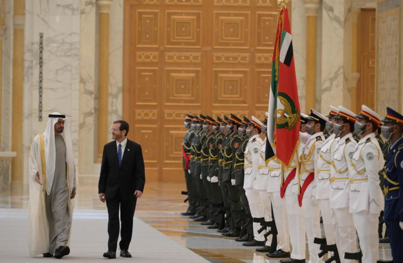  Le président israélien Isaac Herzog avec le prince héritier d'Abu Dhabi, Sheikh Mohammed bin Zayed Al Nahyan, le 30 janvier 2022. (crédit : AMOS BEN-GERSHOM/GPO)