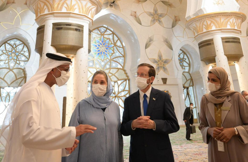  Israel President Isaac Herzog and his wife Michal visit the Sheikh Zayed mosque in Abu Dhabi. (credit: AMOS BEN-GERSHOM/GPO)