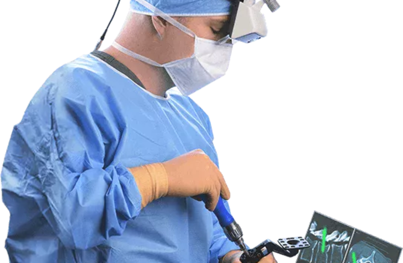 A surgeon wearing Augmedics' xvision device. (photo credit: Courtesy of Augmedics)