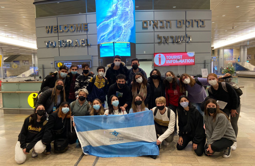  A Birthright group arrives in Ben Gurion Airport. (photo credit: TAGLIT-BIRTHRIGHT)