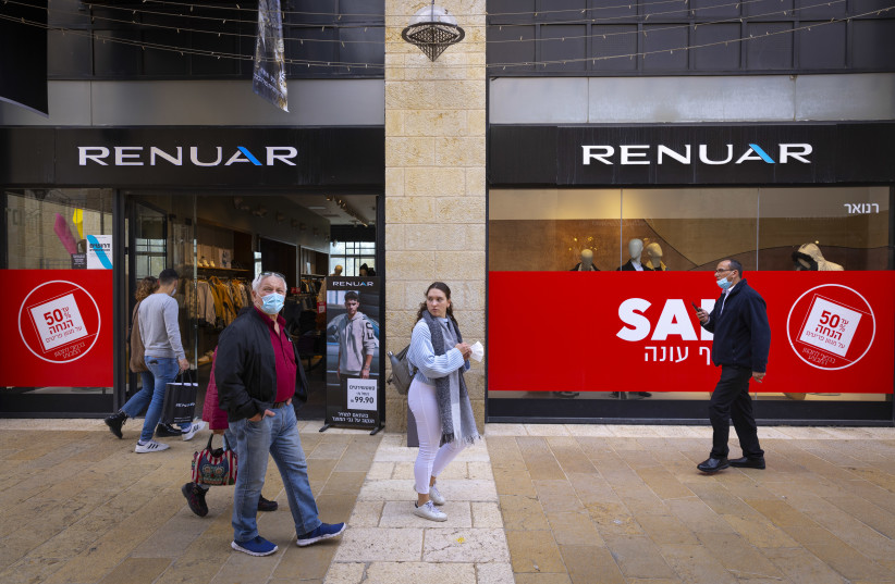  People walk some with face masks outside a Renuar shop at the Mamilla Mall in Jerusalem, October 13, 2021.  (credit: OLIVIER FITOUSSI/FLASH90)