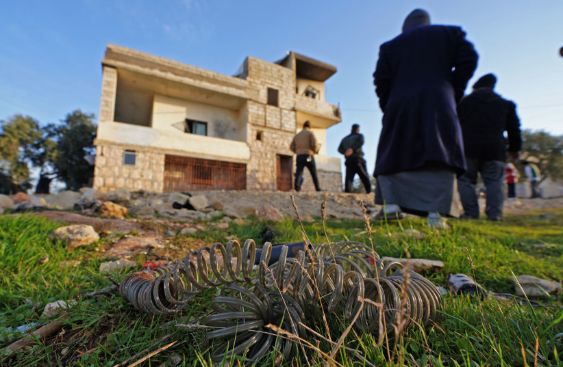 NOTE DE LA RÉDACTION : Contenu graphique / Un appareil militaire gît au sol le 3 février 2022 à la suite d'un raid nocturne des forces d'opérations spéciales américaines contre des djihadistes présumés à Atme, dans la province d'Idlib, au nord-ouest de la Syrie, qui a fait au moins neuf morts, dont trois civils . (crédit : MUHAMMAD HAJ KADOUR/AFP via Getty Images)