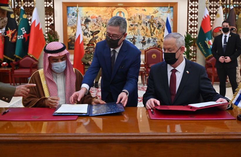 Le ministre de la Défense, Benny Gantz, signe un protocole d'accord avec le Royaume de Bahreïn.  (crédit : ARIEL HERMONI/MINISTÈRE DE LA DÉFENSE)