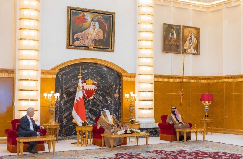 Le ministre de la Défense Benny Gantz rencontre le roi de Bahreïn, SM le roi Hamad bin Isa bin Salman Al Khalifa.  (crédit : ARIEL HERMONI / MINISTÈRE DE LA DÉFENSE)