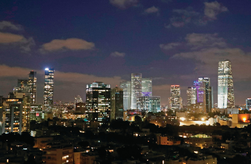 UNE VUE SUR la ligne d'horizon de Tel Aviv en début de soirée. (crédit photo : JACK GUEZ/AFP VIA GETTY IMAGES)