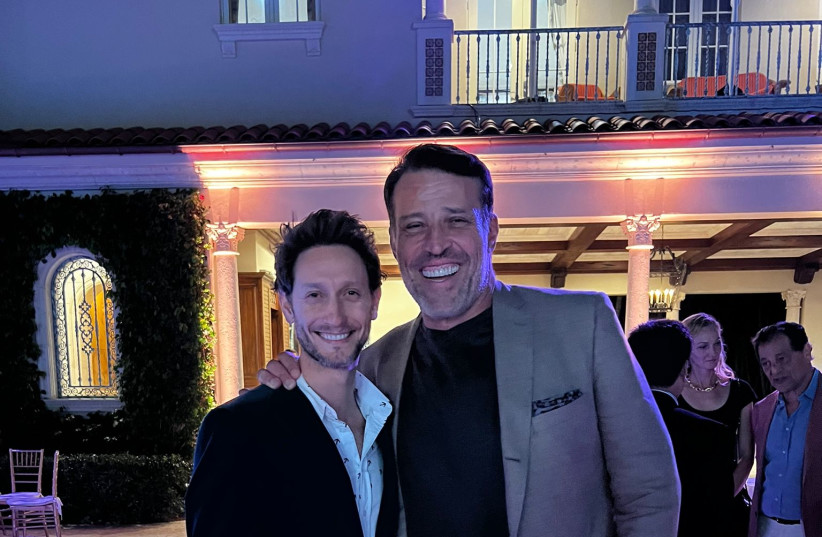  Self-help guru Tony Robbins and Israeli mentalist Lior Suchard pose for a photo at a charity event (photo credit: Courtesy)