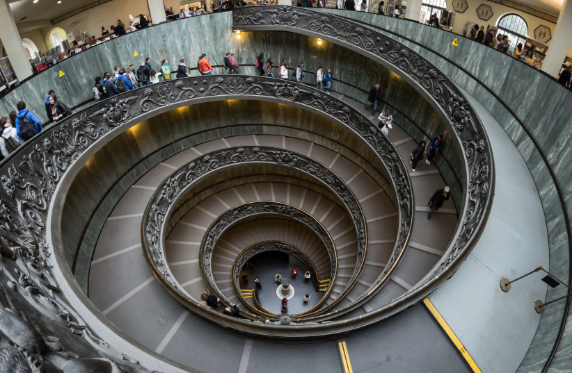 As escadas em espiral dos Museus do Vaticano, projetadas por Giuseppe Momo em 1932. (crédito: Wikimedia Commons)