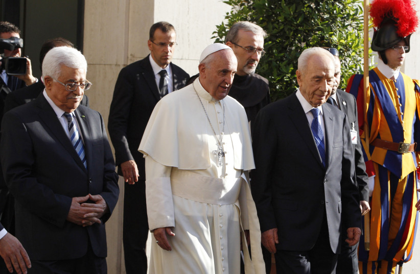 O presidente da AP Mahmoud Abbas, o papa Francisco e o presidente Shimon Peres deixam a Casa de Santa Marta no Vaticano em 8 de junho de 2014. (crédito: RICCARDO DE LUCA/POOL/REUTERS)