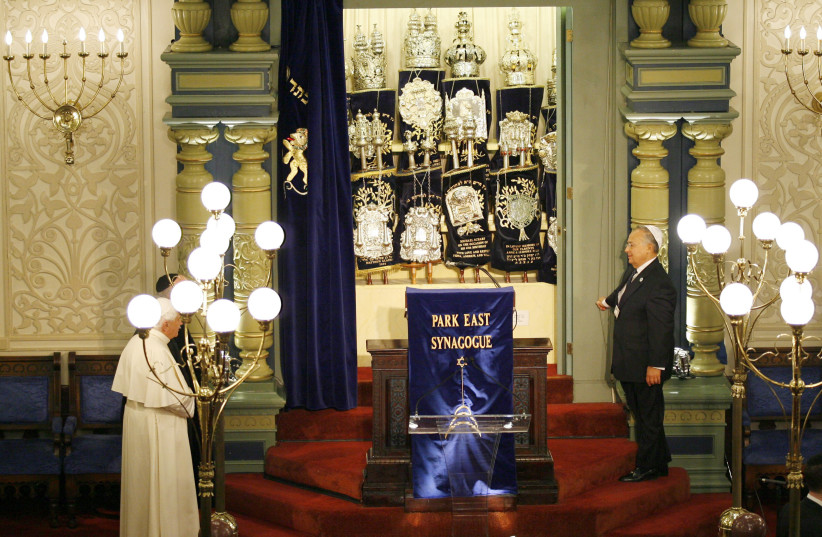 A Torá é mostrada ao Papa Bento XVI na Sinagoga Park East, em Nova York, em 18 de abril de 2008. (crédito: GARY HERSHORN/REUTERS)