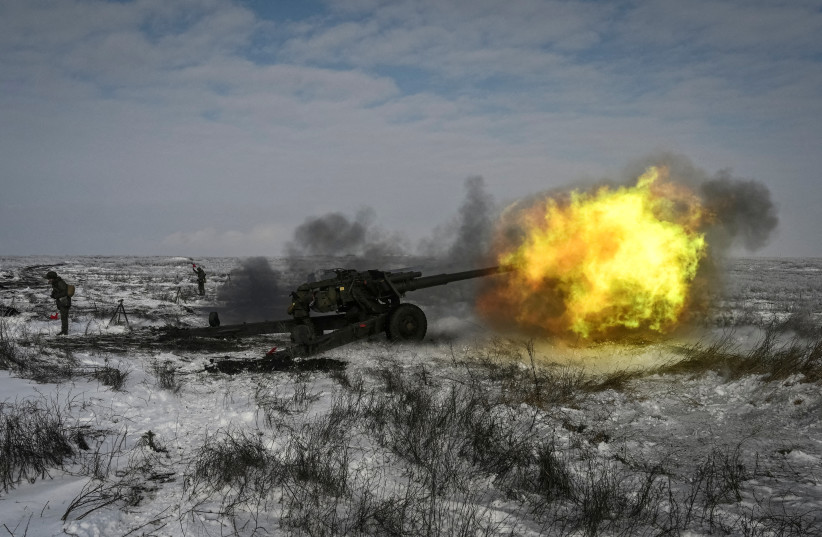  A Russian army service member fires a howitzer during drills at the Kuzminsky range in the southern Rostov region, Russia January 26, 2022 (credit: SERGEY PIVOVAROV/REUTERS)