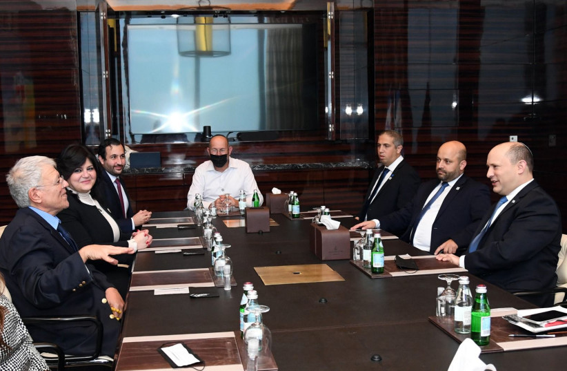 Le Premier ministre Naftali Bennett rencontre les dirigeants juifs de Bahreïn (crédit : CHAIM TZACH/GPO)
