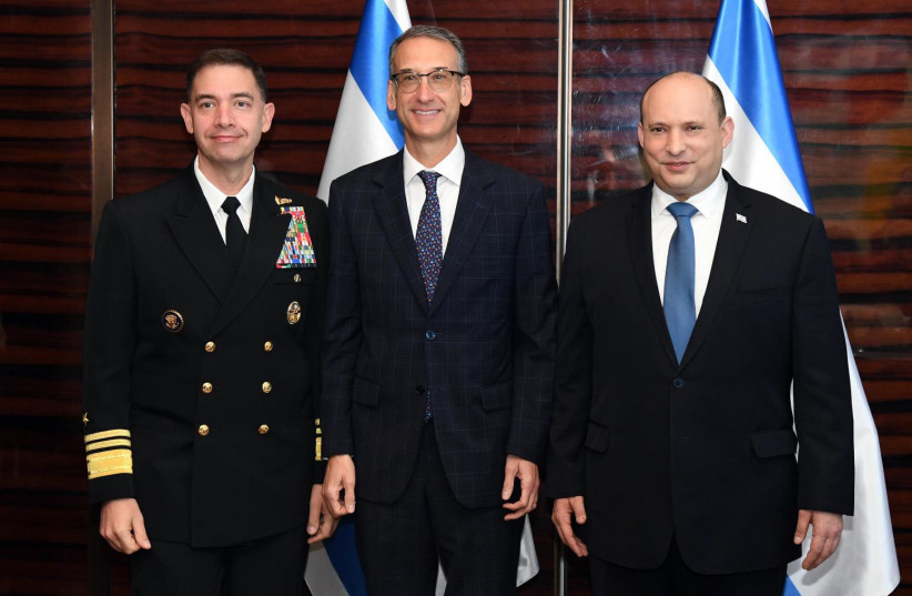 Le Premier ministre Naftali Bennett avec le commandant de la cinquième flotte américaine, le vice-amiral Brad Cooper (crédit : CHAIM TZACH/GPO)