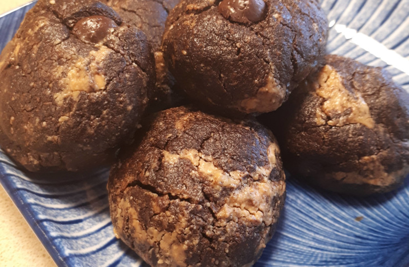 Chocolate almond peanut butter cookies – gluten free and vegan (credit: HENNY SHOR)