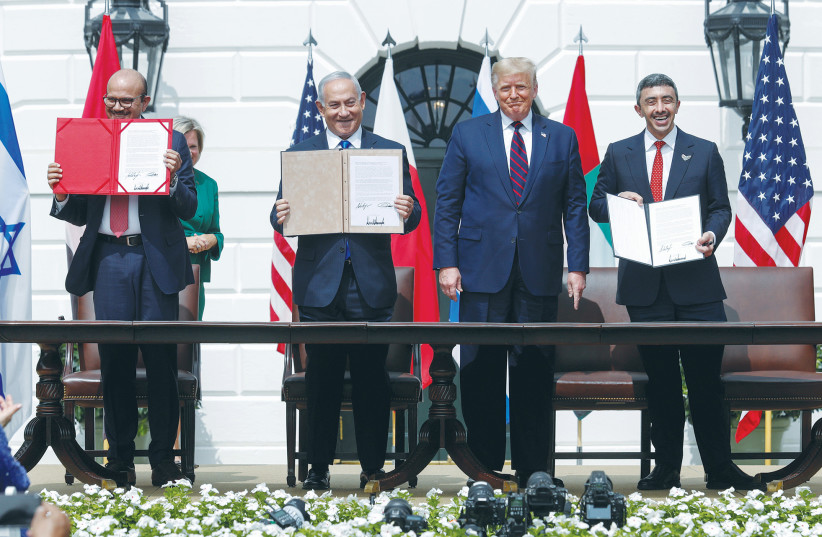 Donald Trump, alors président américain, accueille la signature des accords d'Abraham par Israël, les Émirats arabes unis et Bahreïn à la Maison Blanche en septembre 2020. (Crédit photo : TOM BRENNER/REUTERS)