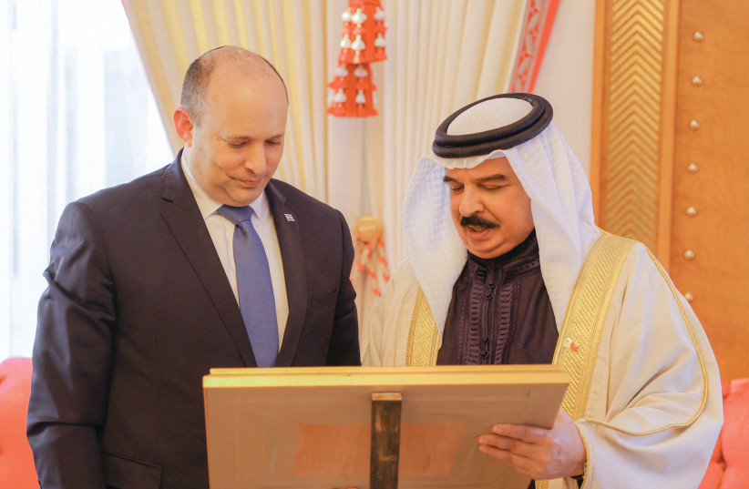  Bahrain’s King Hamad bin Isa al-Khalifa presents Prime Minister Naftali Bennett with a gift. (credit: BAHRAIN NEWS AGENCY)