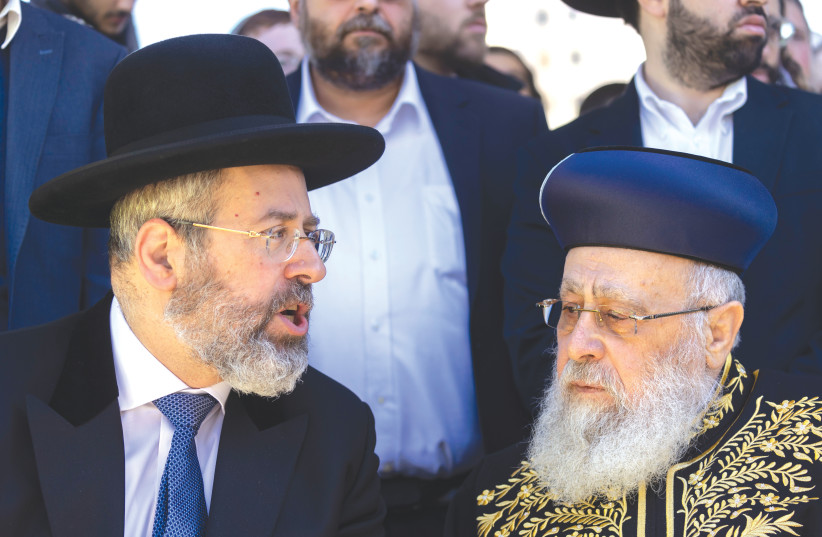  ASHKENAZI CHIEF Rabbi David Lau (left) and Sephardi Chief Rabbi Yitzhak Yosef attend a rally in Jerusalem last month on behalf of strengthening Jewish identity and opposing reform in kashrut and conversions to Judaism. (credit: OLIVER FITOUSSI/FLASH90)