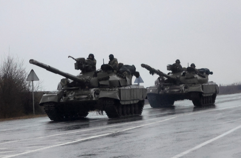  Ukrainian tanks move into the city, after Russian President Vladimir Putin authorized military operation in eastern Ukraine, in Mariupol (photo credit:  REUTERS/Carlos Barria)