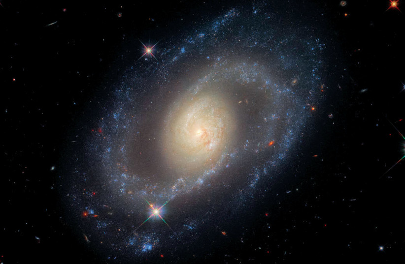  The Mrk 1337, a weakly-barred spiral galaxy. (credit: ESA/HUBBLE/NASA)
