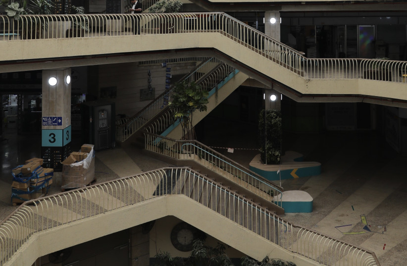  INSIDE THE ever-more confusing Clal Building. (photo credit: MARC ISRAEL SELLEM/THE JERUSALEM POST)