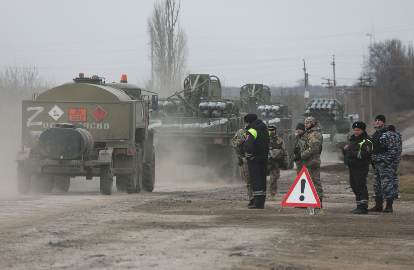 Hier, des véhicules militaires de l'ARMÉE RUSSE circulent dans une rue d'Armyansk, en Crimée, après que le président russe Vladimir Poutine a autorisé une opération militaire dans l'est de l'Ukraine. (crédit photo : REUTERS)