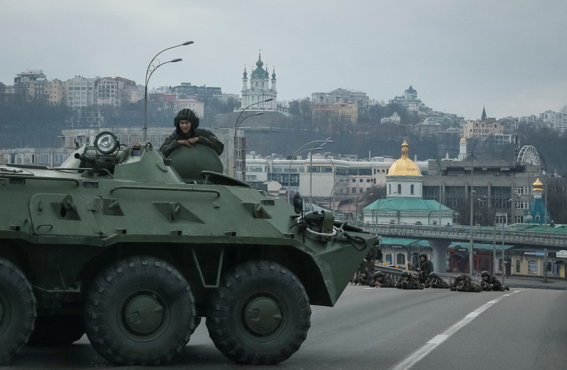  Servicemen of the Ukrainian National Guard take positions in central Kyiv, Ukraine February 25, 2022. (credit: GLEB GARANICH/REUTERS)