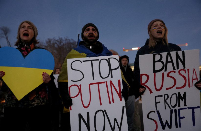  People, including Mykola Stoilovskyi, and his wife Yuliia Titko, rally for more U.S. support for Ukraine outside of the White House in Washington, U.S., as Russia continues its invasion of Ukraine, February 25, 2022.  (credit: LEAH MILLIS/REUTERS)