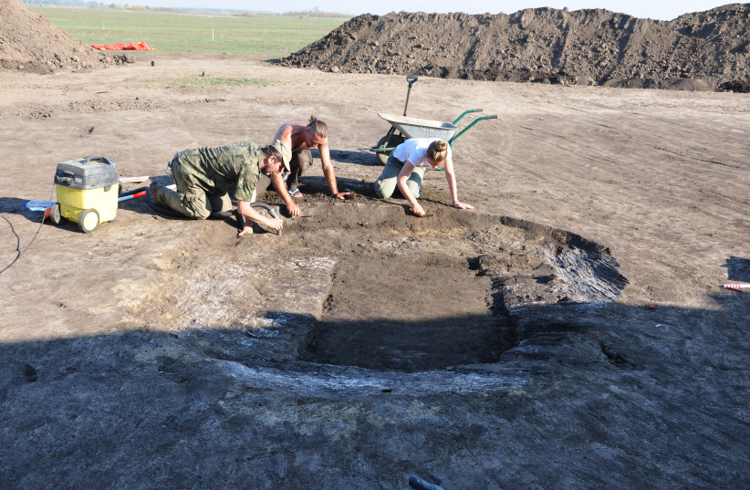  Excavations at the barrow burial mounds in Šajkaška, Serbia (photo credit: P. Włodarczak)