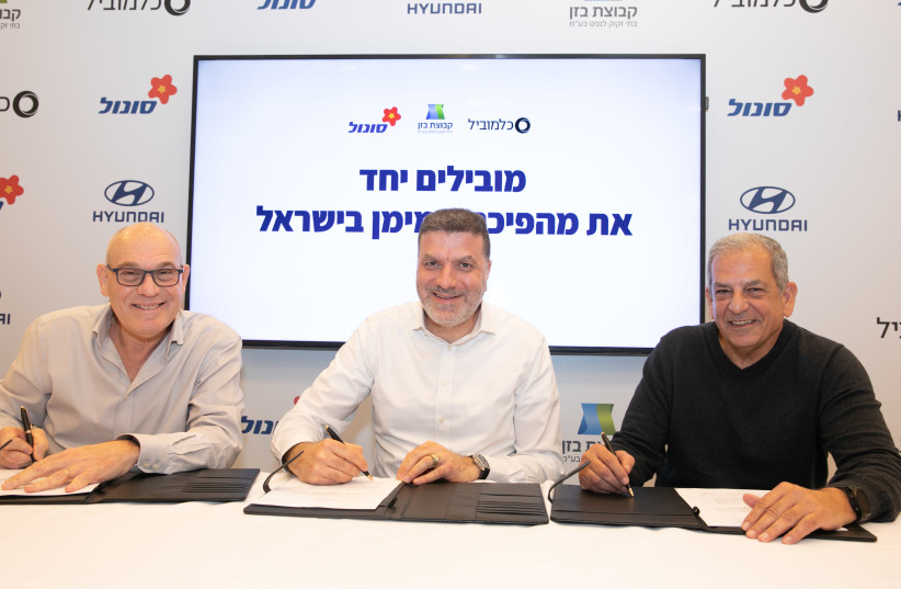  The CEOs of Colmobil, Bazan, and Sonol signing the agreement. (credit: Yosi Aloni)