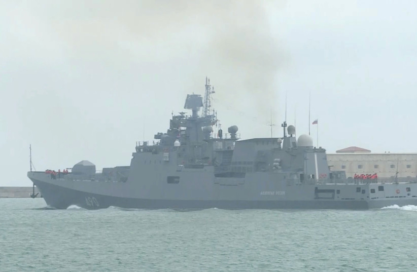Un navire de guerre de la flotte russe de la mer Noire quitte un port lors d'exercices navals à Sébastopol, en Crimée, sur cette image fixe extraite d'une vidéo publiée le 12 février 2022. (Crédit : Ministère russe de la Défense/Handout via REUTERS)