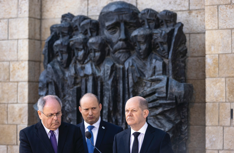  PRIME MINISTER Naftali Bennett with German Chancellor Olaf Scholz and Yad Vashem Chairman Dani Dayan at Yad Vashem in Jerusalem, on Wednesday. (credit: OLIVIER FITOUSSI/FLASH90)