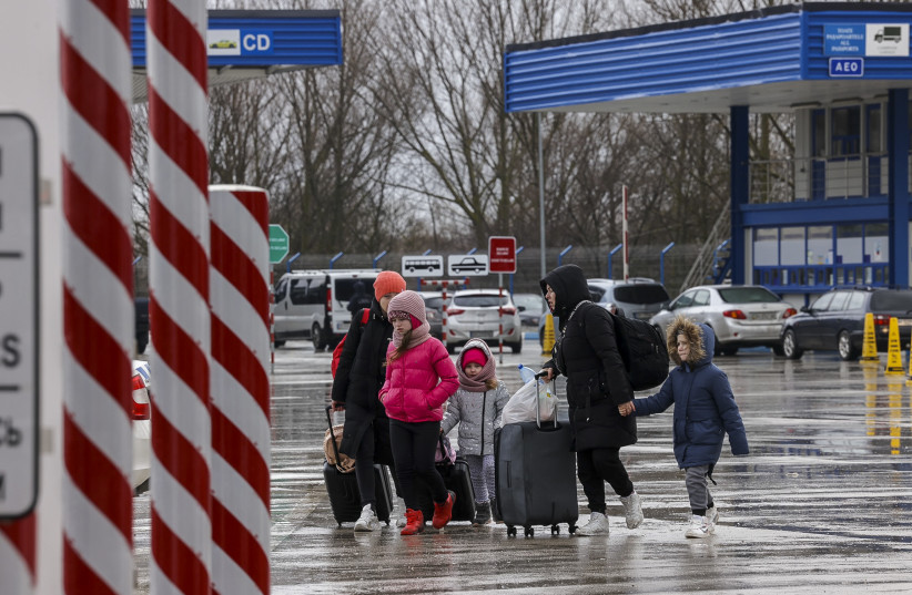  Ukrainian fleeing war zones in  Ukraine are seen at the Romanian-Ukrainian border, in Palanca Moldova, on  March 3, 2022. (credit: NATI SHOHAT/FLASH90)