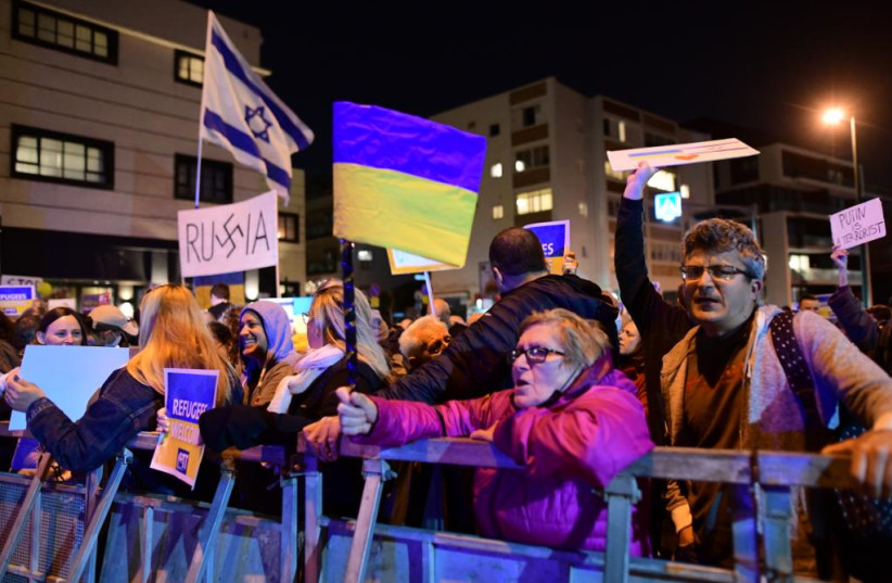  Israelis protest Russia's invasion of Ukraine in front of the Russian embassy in Tel Aviv (credit: AVSHALOM SASSONI/MAARIV)