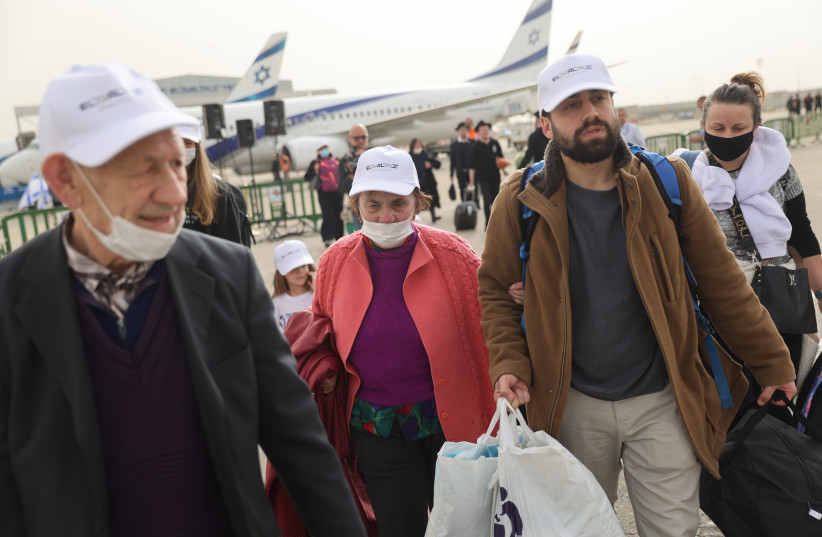  Ukrainian Jewish refugees arriving at Ben-Gurion Airport, March 6, 2022.  (credit: HADAS PARUSH)
