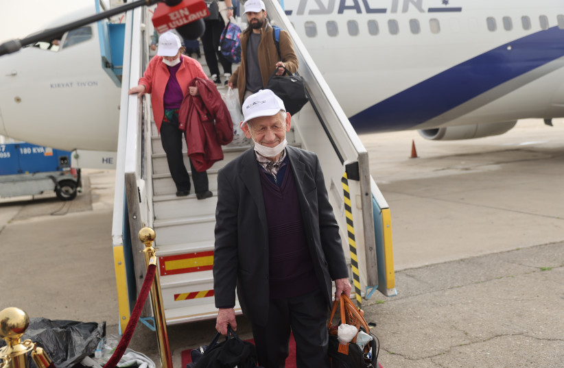   Ukrainian Jewish refugees arriving at Ben-Gurion Airport, March 6, 2022.  (credit: HADAS PARUSH)