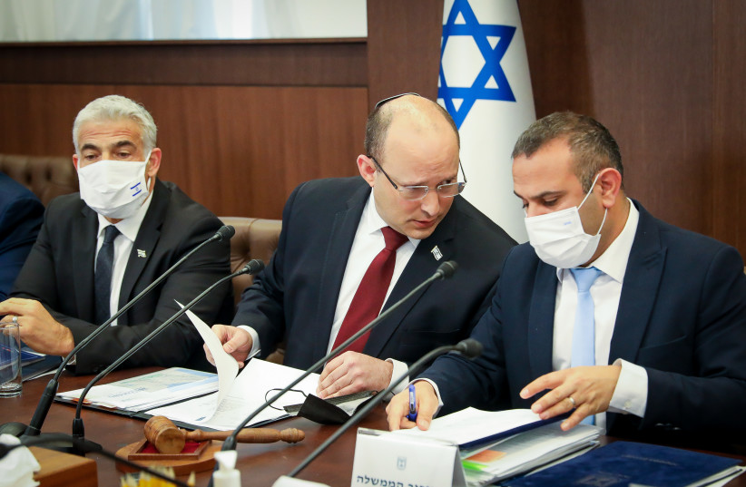 Prime Minister Naftali Bennett leads a cabinet meeting at the Prime Minister's office in Jerusalem on March 6, 2022. (credit: MARC ISRAEL SELLEM/POOL)