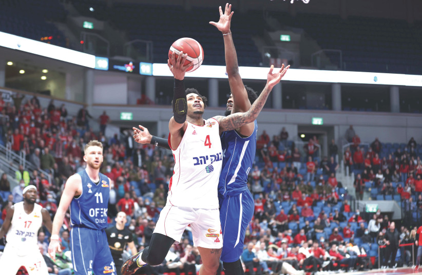  HAPOEL JERUSALEM guard Jalen Adams drives to the basket against Bnei Herzliya for two of his game-high 27 points in Jerusalem’s dramatic 89-88 home victory. (photo credit: Liron Moldovan)