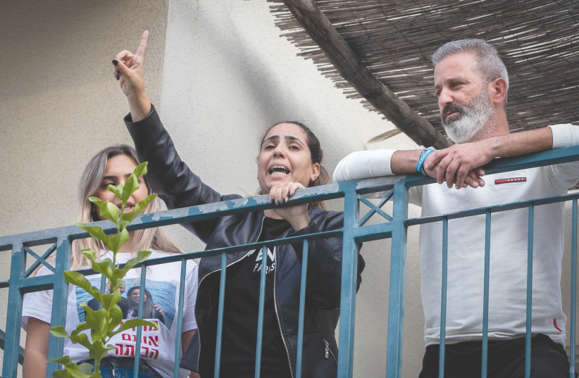  NATALI OKNIN (center) and her husband Mordi, jailed for photographing a Turkish presidential palace, greet well-wishers after their arrival home in Modi’in in November.  (photo credit: YOSSI ALONI/FLASH90)