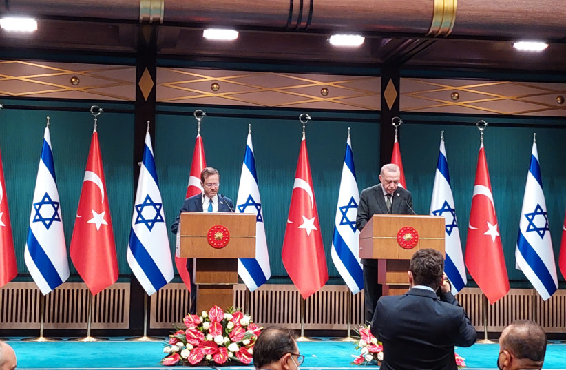 Le président israélien Isaac Herzog et le président turc Recep Tayyip Erdogan, le 9 mars 2022. (Crédit : Lahav Harkov)